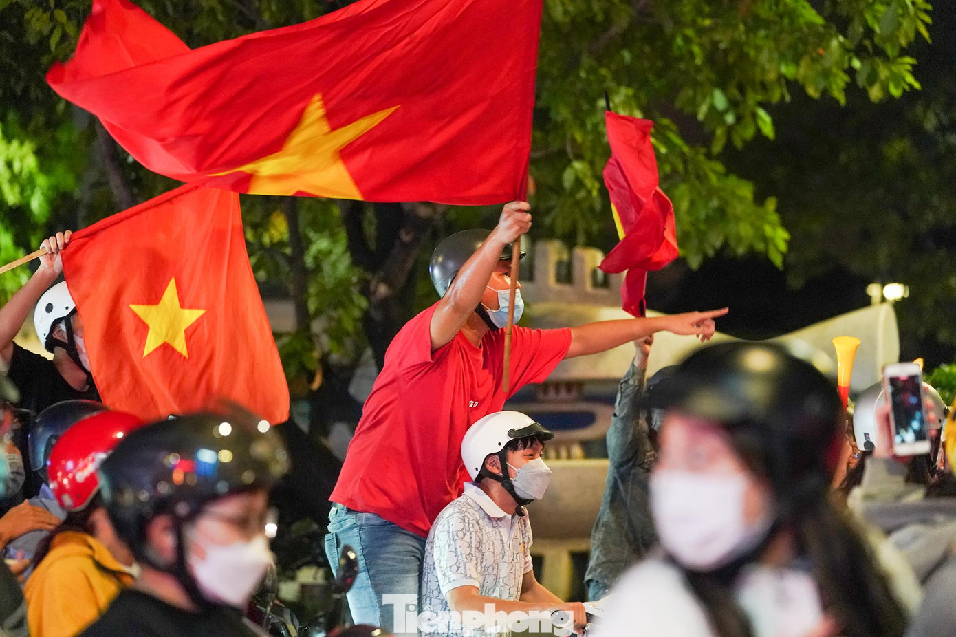 Không phân biệt quen hay lạ, hết thảy mọi người đều hoà vang khúc hát &quot;Như có Bác Hồ trong ngày vui đại thắng...&quot;