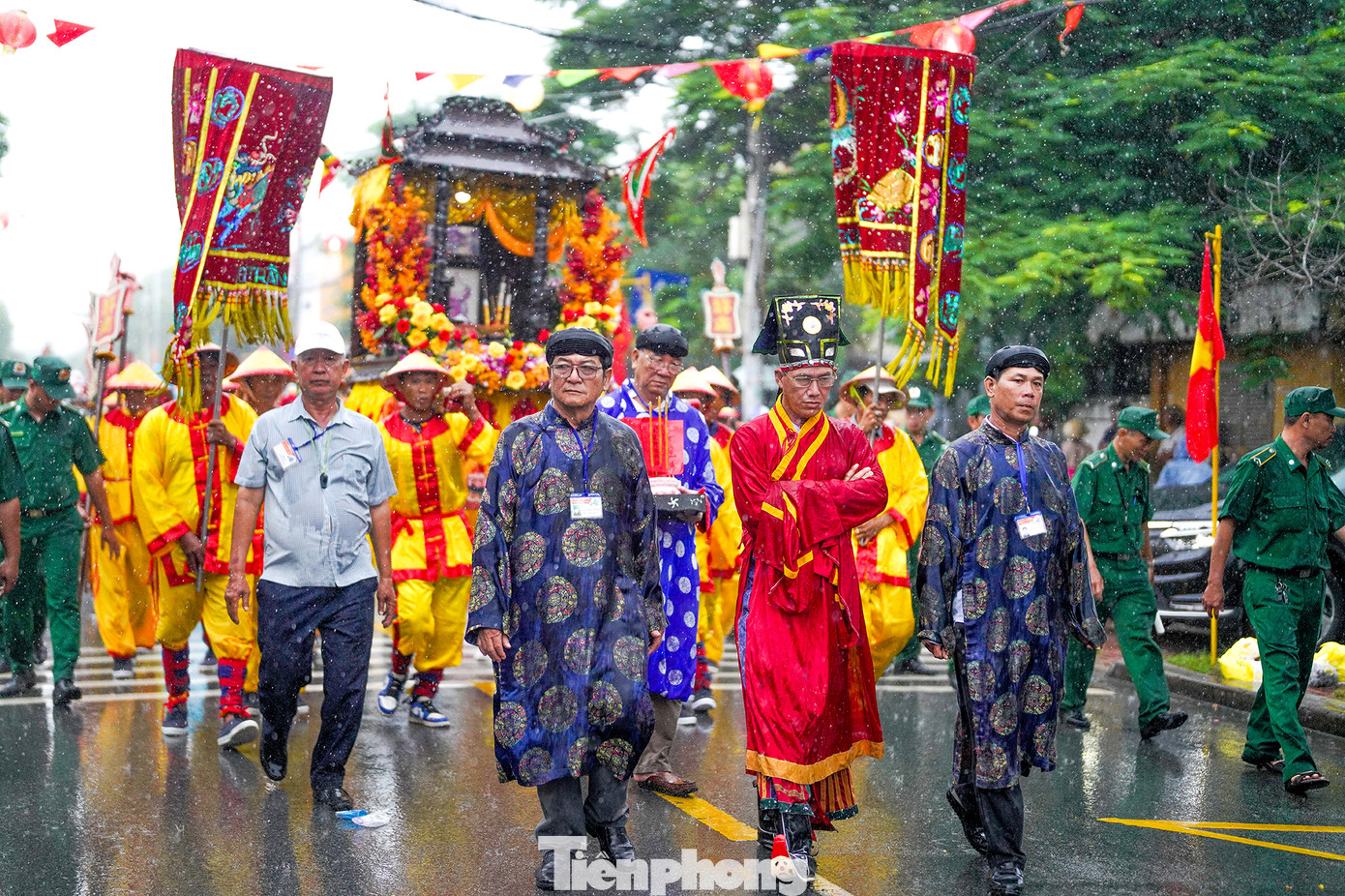 Đoàn rước quay về trong cơn mưa lớn nặng hạt.