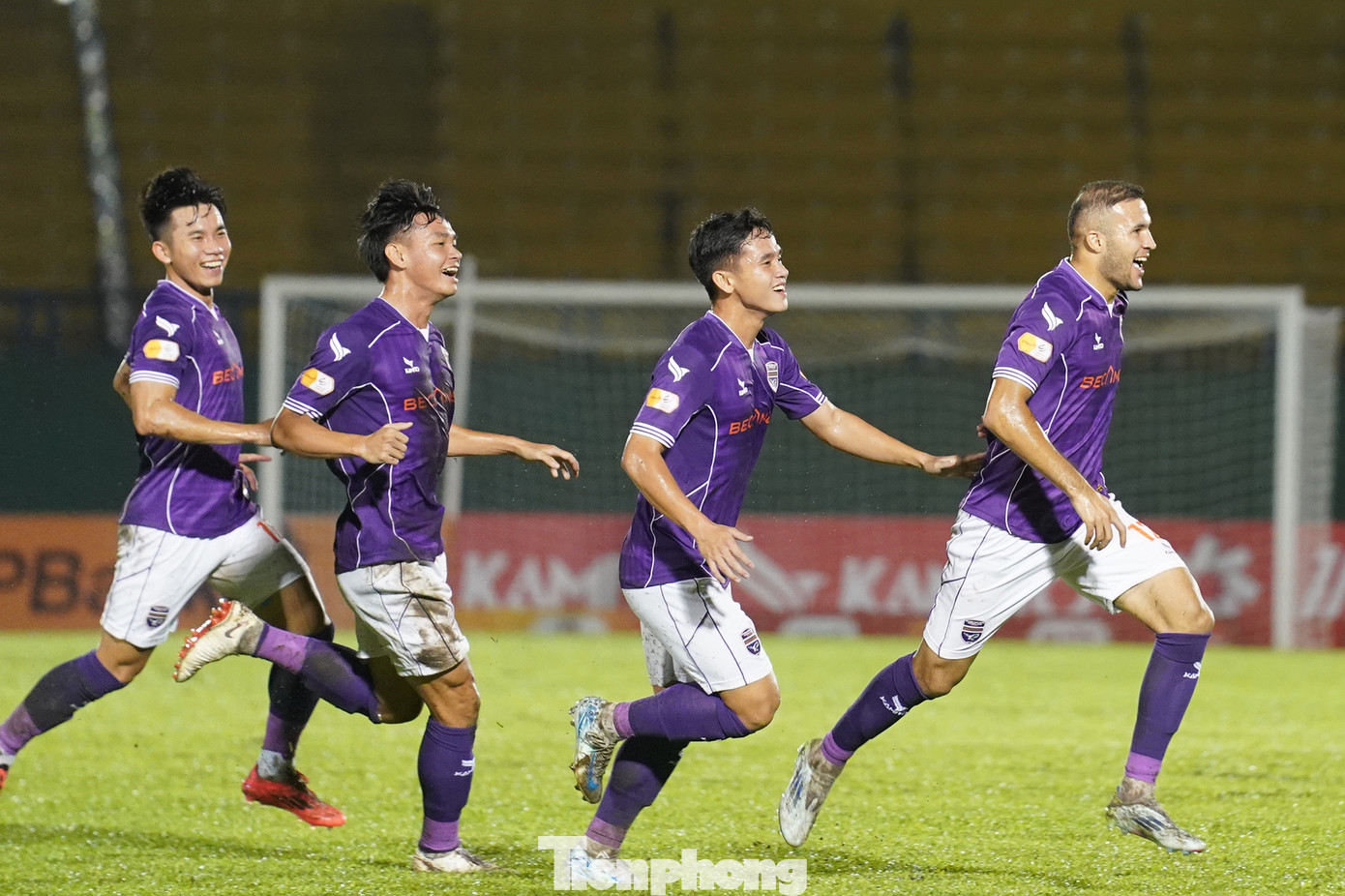 Phút 10, sau pha dàn xếp đá phạt bài bản, Abdurakhmanov tung cú sút căng từ ngoài vòng cấm đánh bại thủ thành Patrik Lê Giang.