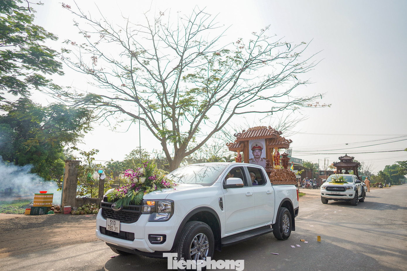 Dòng xe của đồng đội đưa tiễn Trung tá Nguyễn Xuân Hào đoạn đường cuối, chào vĩnh biệt bà con, hàng xóm...