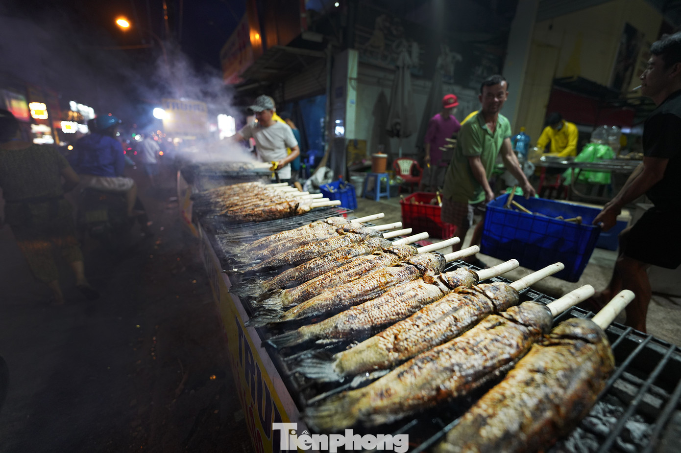 Theo người quản lý cơ sở này, để phục vụ cho ngày vía Thần tài, quán đã chuẩn bị khoảng 1000 con cá lóc làm món nướng mía. Vào dịp ngày vía Thần tài (mùng 10 tháng Giêng âm lịch), các cửa hàng trên đường Tân Kỳ Tân Quý thường chuẩn bị rất nhiều cá lóc nướng mía để phục vụ cho nhu cầu của người dân, đặc biệt là những người làm ăn, buôn bán, với mong muốn cầu tài lộc, may mắn trong năm mới. Món cá lóc nướng mía ở đây có cách chế biến đặc biệt, cá lóc tươi ngon được nướng cùng với mía, tạo ra hương vị ngọt thanh, đậm đà, mang lại cảm giác thịnh vượng, may mắn trong năm mới. Theo người quản lý cơ sở này, để phục vụ cho ngày vía Thần tài, quán đã chuẩn bị khoảng 1000 con cá lóc làm món nướng mía. Vào dịp ngày vía Thần tài (mùng 10 tháng Giêng âm lịch), các cửa hàng trên đường Tân Kỳ Tân Quý thường chuẩn bị rất nhiều cá lóc nướng mía để phục vụ cho nhu cầu của người dân, đặc biệt là những người làm ăn, buôn bán, với mong muốn cầu tài lộc, may mắn trong năm mới. Món cá lóc nướng mía ở đây có cách chế biến đặc biệt, cá lóc tươi ngon được nướng cùng với mía, tạo ra hương vị ngọt thanh, đậm đà, mang lại cảm giác thịnh vượng, may mắn trong năm mới.