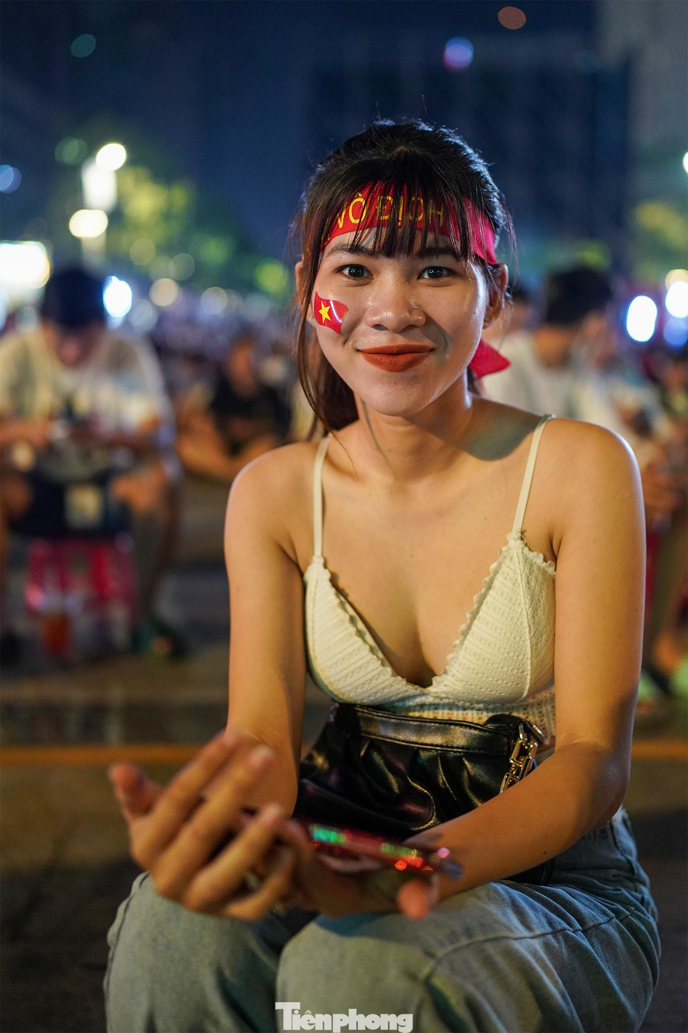 &quot;Em chuẩn bị rất nhiều từ chiều để ra đây xem đá banh. Em không biết hôm nay BTC không chiếu trực tiếp&quot;, Oanh nói.