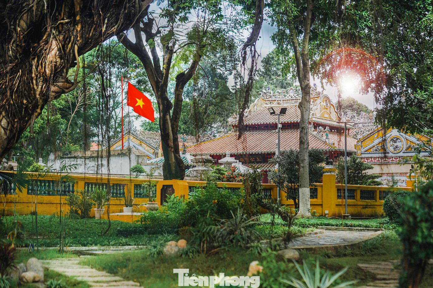 Một góc bình yên lăng Tả quân Lê Văn Duyệt. Một góc bình yên lăng Tả quân Lê Văn Duyệt.