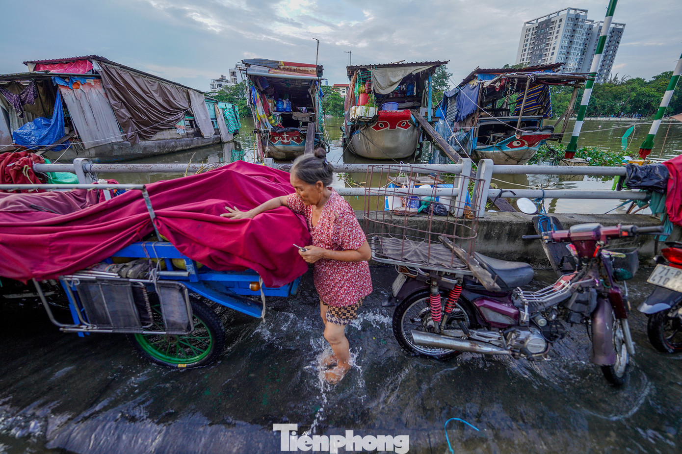 Cô ba Hiền (quê Bến Tre) kể: "Tui về quê kể mấy cảnh ngập như mùa nước nổi ở trên Sài Gòn, mấy người dưới quê không tin, nói tui nói xạo. Mà cũng mắc cười thiệt, mặt đường thì sóng đánh ầm ầm, dưới kênh mặt nước im ru".