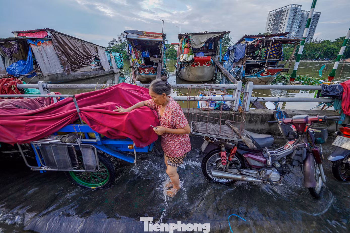 Cô ba Hiền (quê Bến Tre) kể: "Tui về quê kể mấy cảnh ngập như mùa nước nổi ở trên Sài Gòn, mấy người dưới quê không tin, nói tui nói xạo. Mà cũng mắc cười thiệt, mặt đường thì sóng đánh ầm ầm, dưới kênh mặt nước im ru".