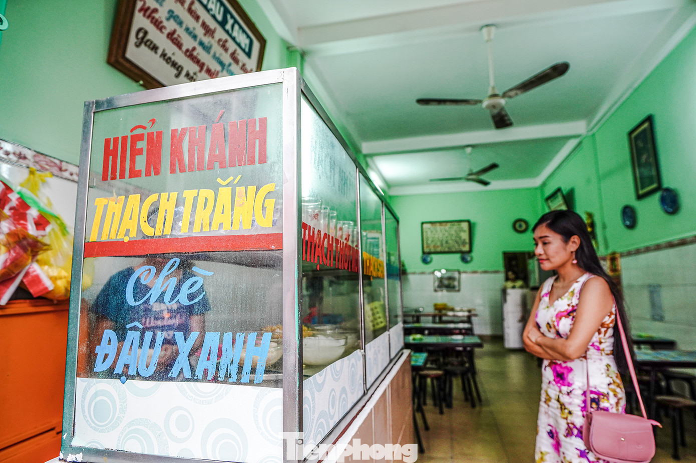 Quán chè Hiển Khánh tại số 718 Nguyễn Đình Chiểu gây ấn tượng ban đầu đối với thực khách là phông chữ của biển tên quán đầy nét hoài cổ. Dòng chữ "Hiển Khánh" được vẽ tay, dễ gợi nhắc kỷ niệm của một thời. Chè Hiển Khánh là một tiệm chè rất nổi tiếng tại Sài Gòn suốt 60 năm qua.