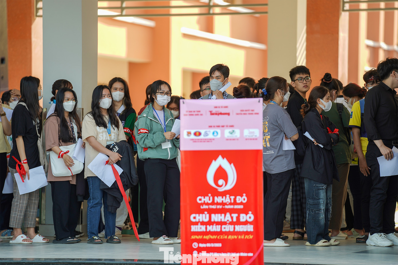 Rất nhiều bạn sinh viên của hai trường ĐH đến từ rất sớm và xếp hàng chờ hiến máu.