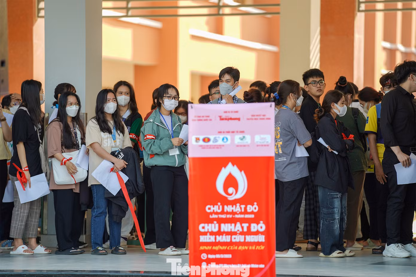 Rất nhiều bạn sinh viên của hai trường ĐH đến từ rất sớm và xếp hàng chờ hiến máu.