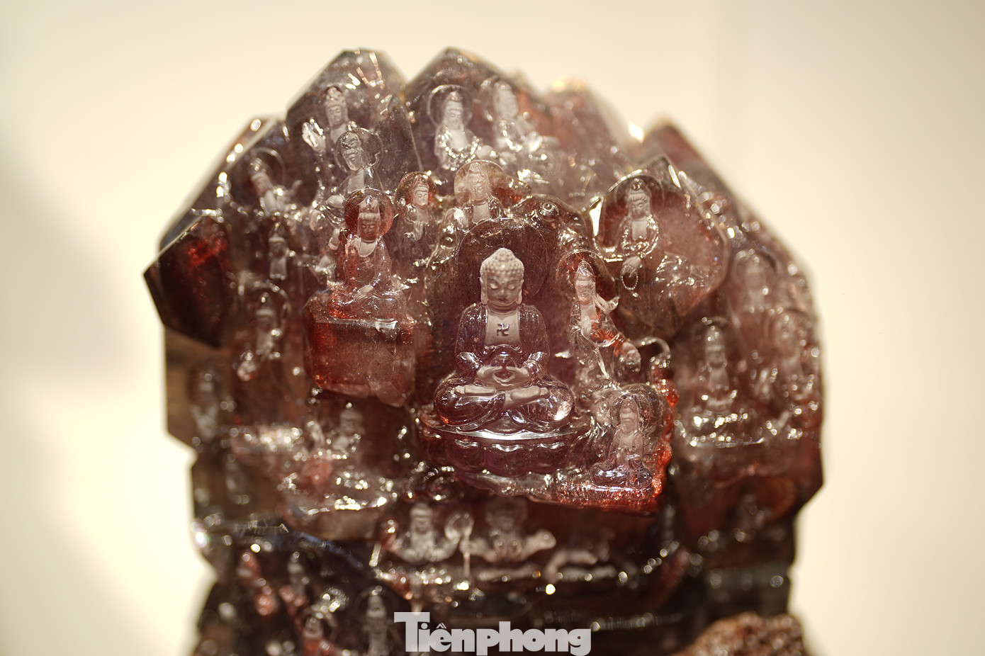 Tác phẩm bằng thạch anh Super Seven “dâu tây” có tên 33 hoá thân Quán Thế Âm bồ tát. Đặc trưng của thạch anh Super Seven là không đồng chất, bên trong bao gồm 7 loại tinh thể. Chính vì thế, độ cứng bề mặt của khối đá không đồng đều, chạm khắc vô cùng khó. Thời gian hoàn thành tác phẩm này mất hơn một năm.