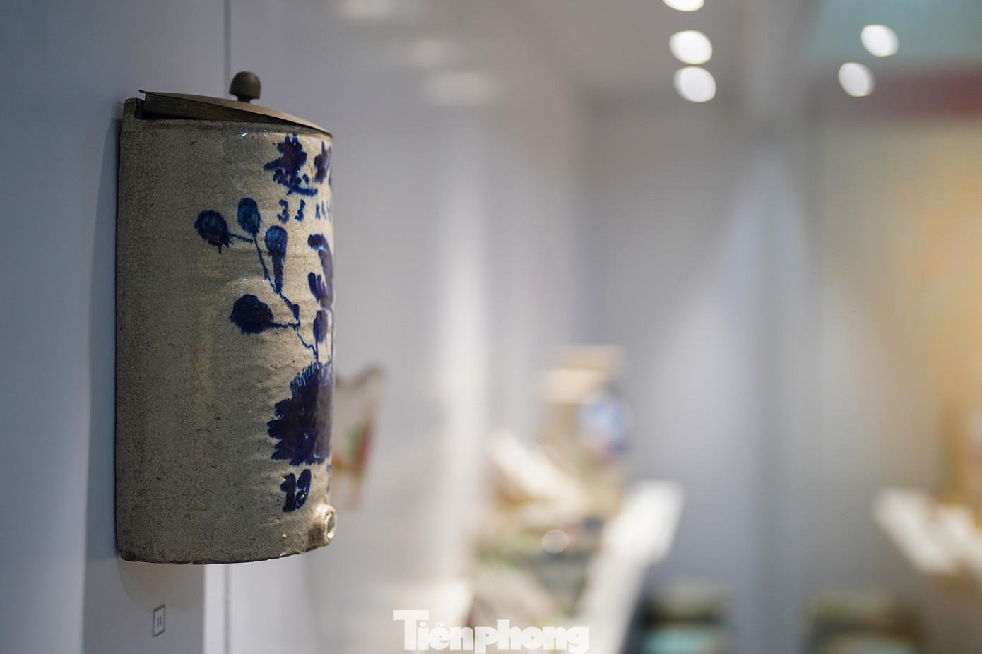 Chiếc bình nước treo tường kiểu dáng sáng tạo, bắt mắt. Mẫu thiết kế này khá hiện đại, sống hoài theo năm tháng. Có thể thấy từ hàng thế kỷ trước, khả năng sáng tạo và óc thẩm mỹ của người dân đã rất phát triển.