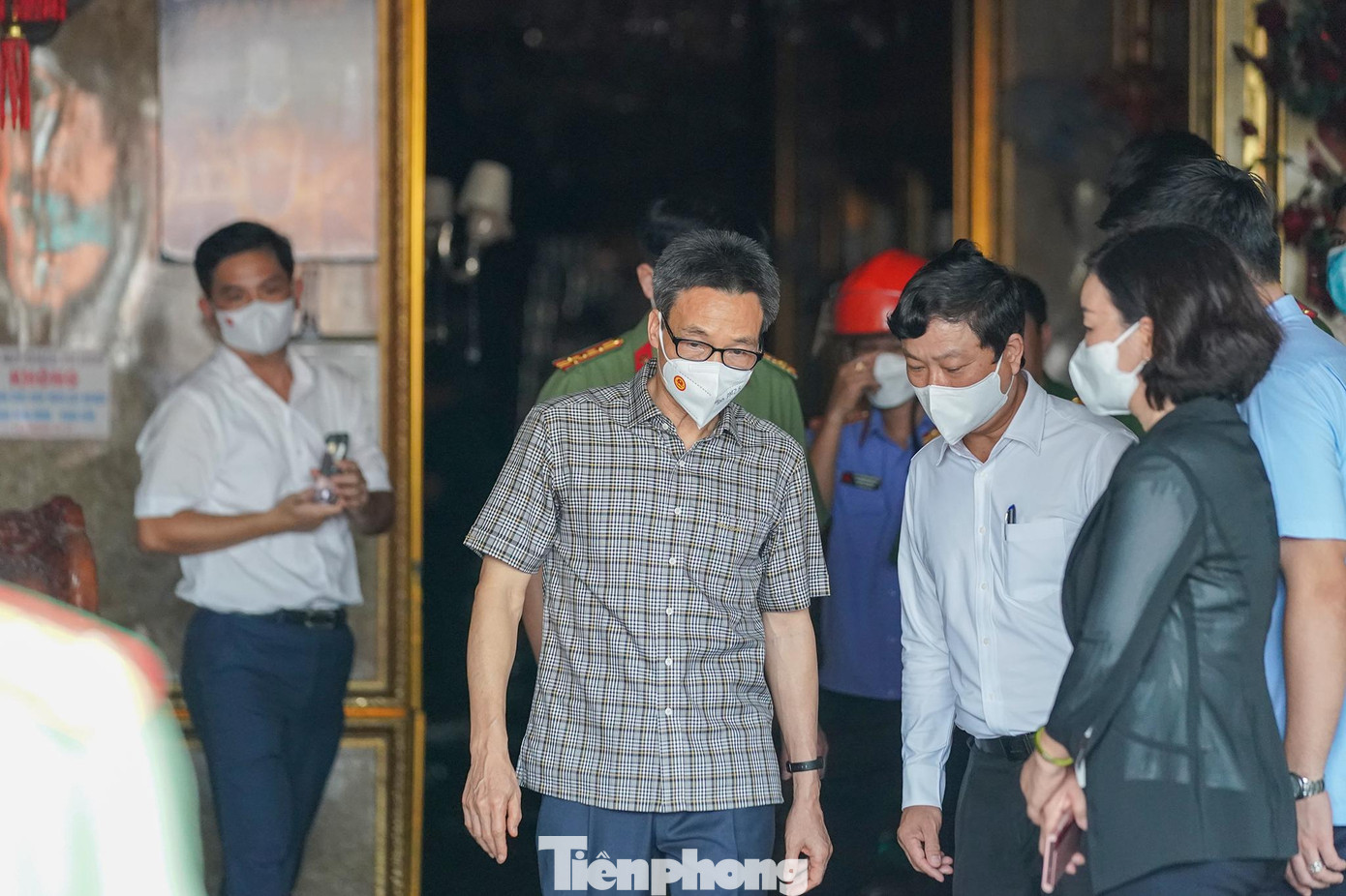 Phó Thủ tướng Vũ Đức Đam, Chủ tịch UBND tỉnh Bình Dương Võ Văn Minh cùng lãnh đạo công an tỉnh, TP Thuận An kiểm tra hiện trường vụ hỏa hoạn tại quán karaoke.