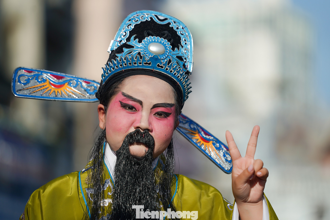 Bạn Hứa Trúc Quân trong vai Tào Quốc Cữu vui vẻ chào người dân (Tào Quốc Cữu là con ruột của Tào Thái hậu, đời vua Tống nên gọi là Quốc Cữu). Ông có nghề gõ phách nhịp nên còn được người đời xưng tụng là ông Tổ của các kịch sĩ, diễn viên. Tào Quốc Cữu kết thân với Lã Động Tân và Hán Chung Ly nhưng sau đó lại từ bỏ vinh hoa, phú quý để tu tiên. So với các vị tiên khác, cách ăn mặc của ông khác biệt, khi mặc áo nhà quan ở ông toát lên sự cao quý. Do đó, Tào Quốc Cữu tượng trưng cho công danh sự nghiệp thăng tiến, mọi việc đều thuận lợi.