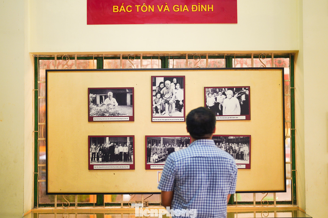 Người dân đến Nhà tưởng niệm Bác Tôn tìm hiểu cuộc đời hoạt động của Chủ tịch nước Tôn Đức Thắng.