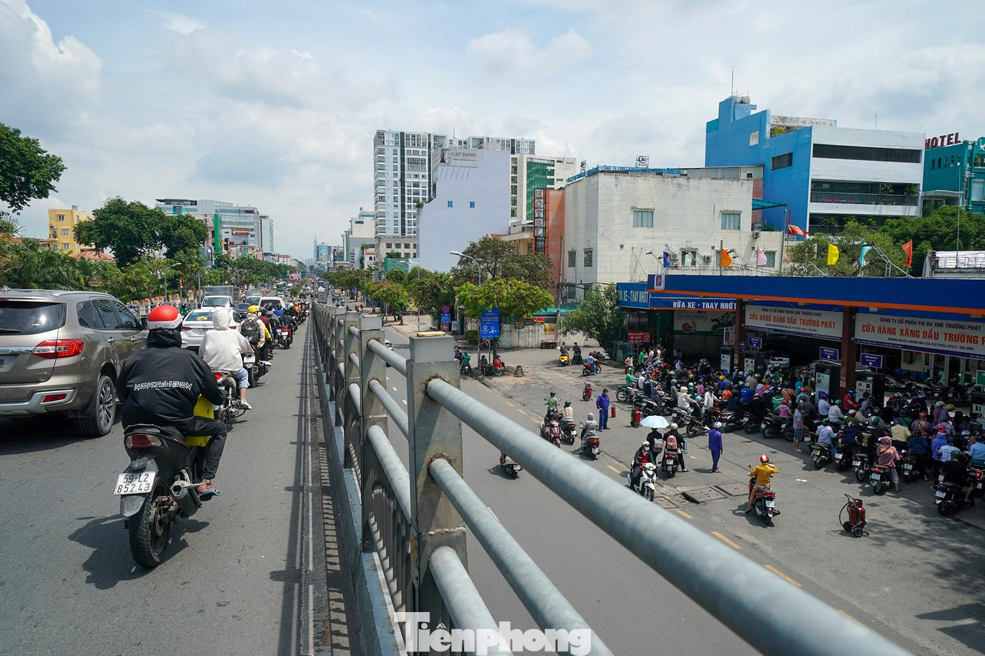 Dưới chân cầu vượt Hoàng Hoa Thám, đường Cộng Hoà (quận Tân Bình), cách cây xăng Anh Thư chừng 2km, cây xăng Trường Phát quây rào không nhận khách để chờ nhập hàng. Dưới chân cầu vượt Hoàng Hoa Thám, đường Cộng Hoà (quận Tân Bình), cách cây xăng Anh Thư chừng 2km, cây xăng Trường Phát quây rào không nhận khách để chờ nhập hàng.
