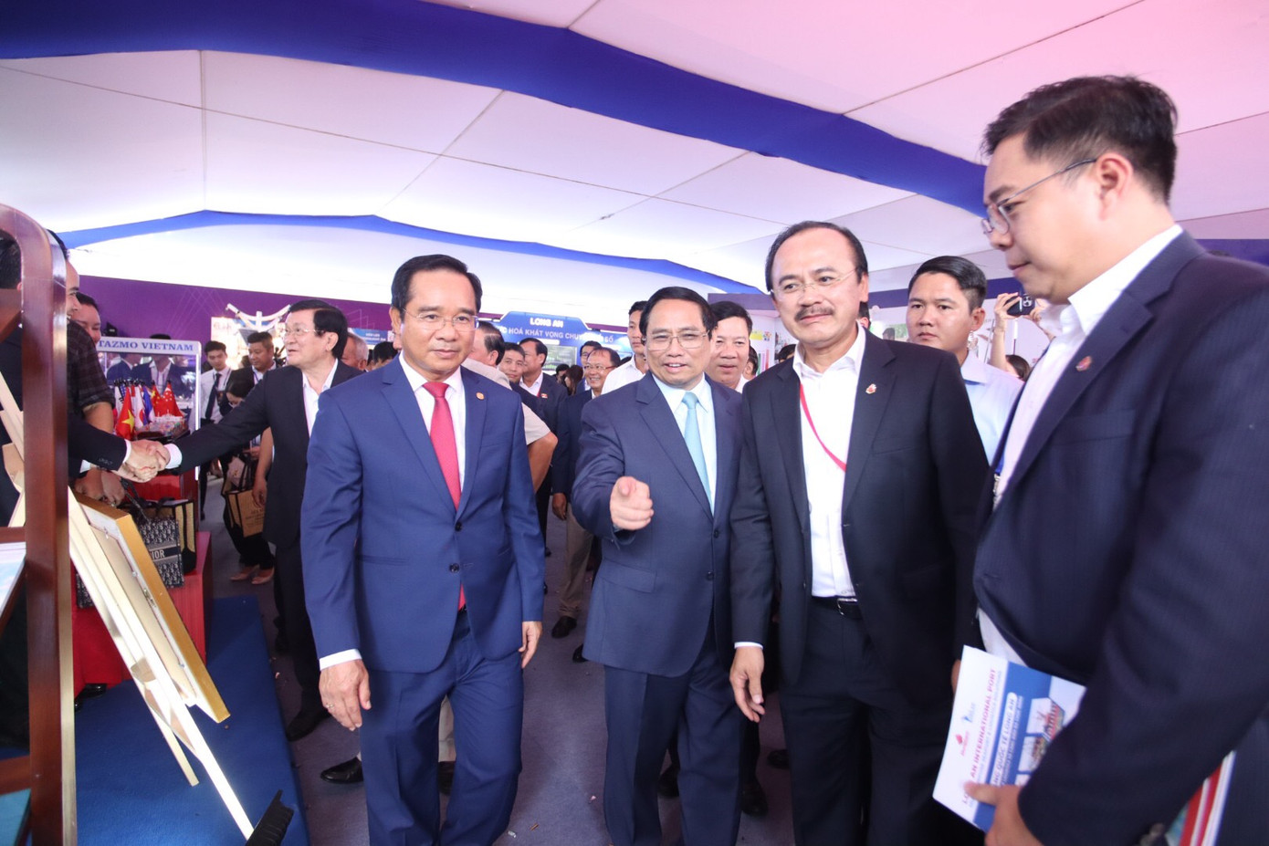 Thủ tướng Phạm Minh Chính, Bí thư Tỉnh ủy Long An Nguyễn Văn Được và các đại biểu tham quan các gian hàng trưng bày, giới thiệu những sản phẩm đặc trưng và thế mạnh của Long An