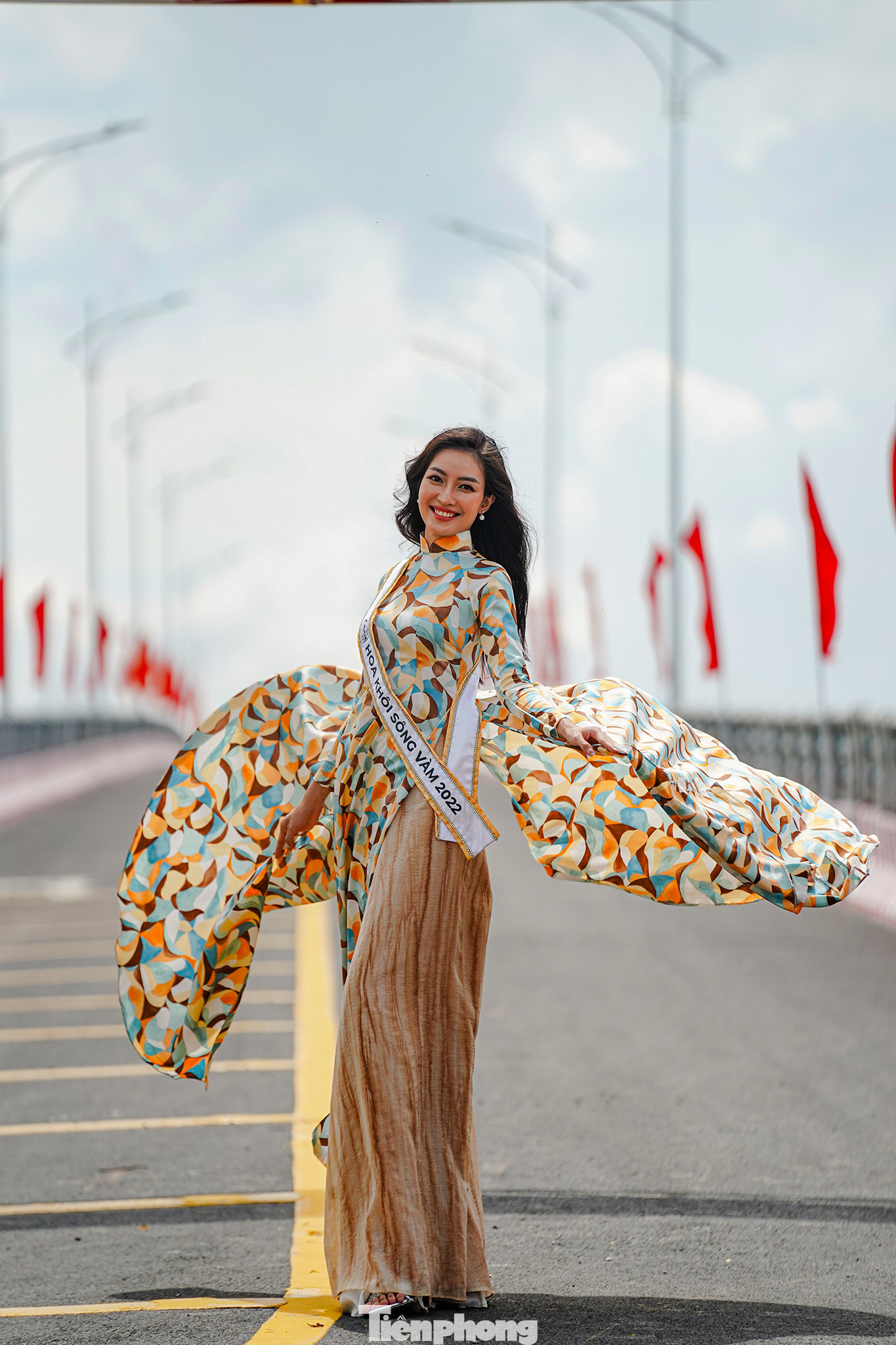 Diễm Trinh xuất hiện rạng ngời, tràn đầy năng lượng với tà áo dài. Với kiểu tóc thả tự do bồng bềnh pha chút cổ điển, Diễm Trinh quý phái trong tà áo dài cách điệu. Diễm Trinh xuất hiện rạng ngời, tràn đầy năng lượng với tà áo dài. Với kiểu tóc thả tự do bồng bềnh pha chút cổ điển, Diễm Trinh quý phái trong tà áo dài cách điệu.