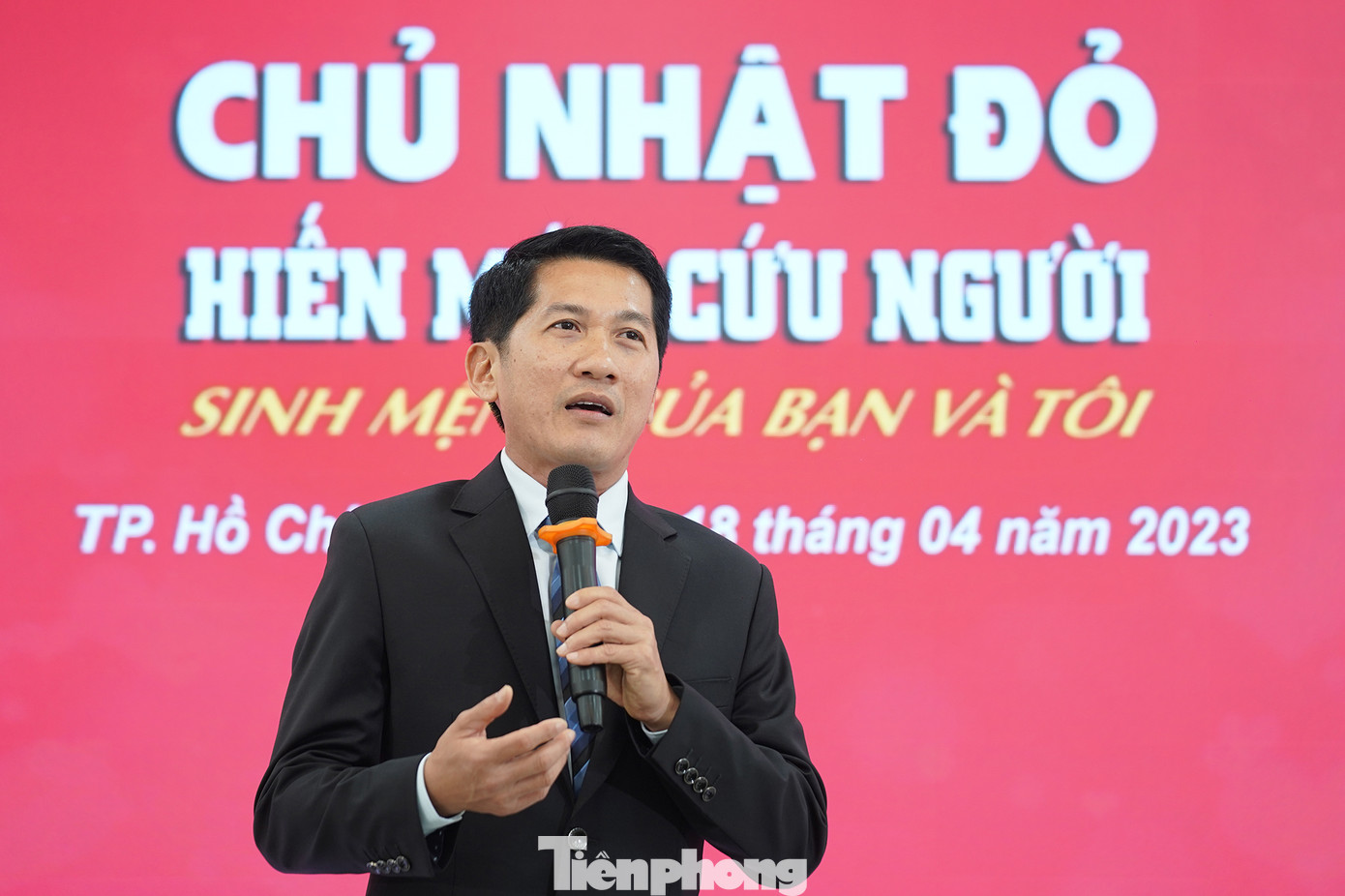 &quot;Chúng tôi chân thành cảm ơn Chủ nhật Đỏ của báo Tiền Phong đã lan tỏa đến đây để chúng tôi có thể lan tỏa năng lượng và giá trị tích cực ra cộng đồng. Chủ nhật Đỏ là một hoạt động ý nghĩa, nhân văn cao quý của báo Tiền Phong. Với thông điệp của chương trình: &quot; Hiến máu cứu người - Sinh mệnh của bạn và tôi&quot;, Amway Việt Nam rất vui và tự hào đồng hành với chương trình ý nghĩa từ năm 2020 đến nay&quot;, ông Huỳnh Thiên Triều - TGĐ Amway Việt Nam phát biểu.