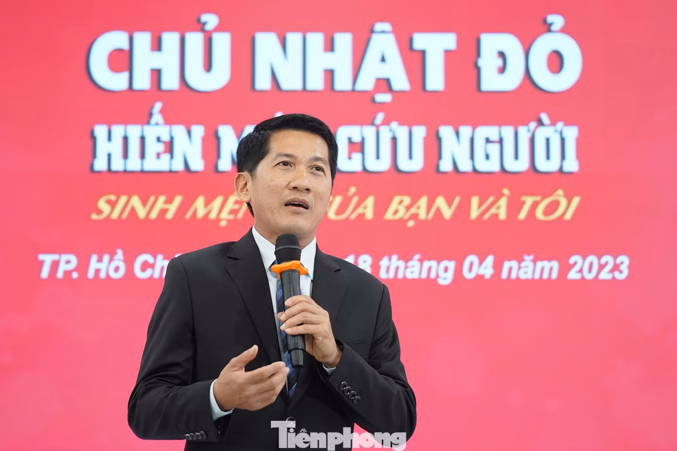 "Chúng tôi chân thành cảm ơn Chủ nhật Đỏ của báo Tiền Phong đã lan tỏa đến đây để chúng tôi có thể lan tỏa năng lượng và giá trị tích cực ra cộng đồng. Chủ nhật Đỏ là một hoạt động ý nghĩa, nhân văn cao quý của báo Tiền Phong. Với thông điệp của chương trình: " Hiến máu cứu người - Sinh mệnh của bạn và tôi", Amway Việt Nam rất vui và tự hào đồng hành với chương trình ý nghĩa từ năm 2020 đến nay", ông Huỳnh Thiên Triều - TGĐ Amway Việt Nam phát biểu.