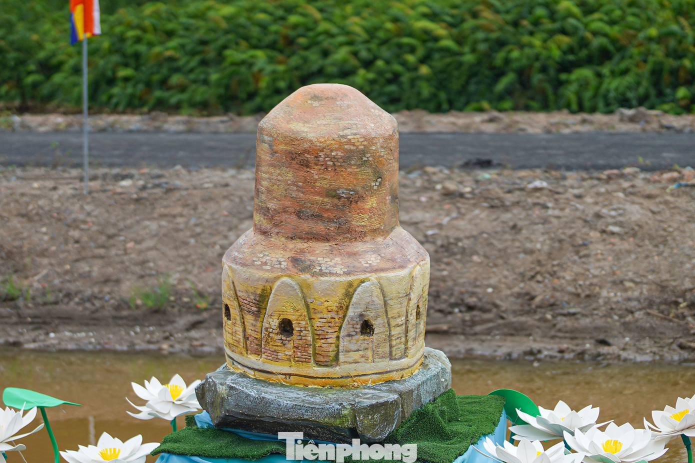 Vườn Lộc uyển (tiểu cảnh) cách thành phố Varanasi 8 cây số, được cho là nơi Đức Phật thuyết bài pháp đầu tiên, bài kinh Chuyển pháp luân.