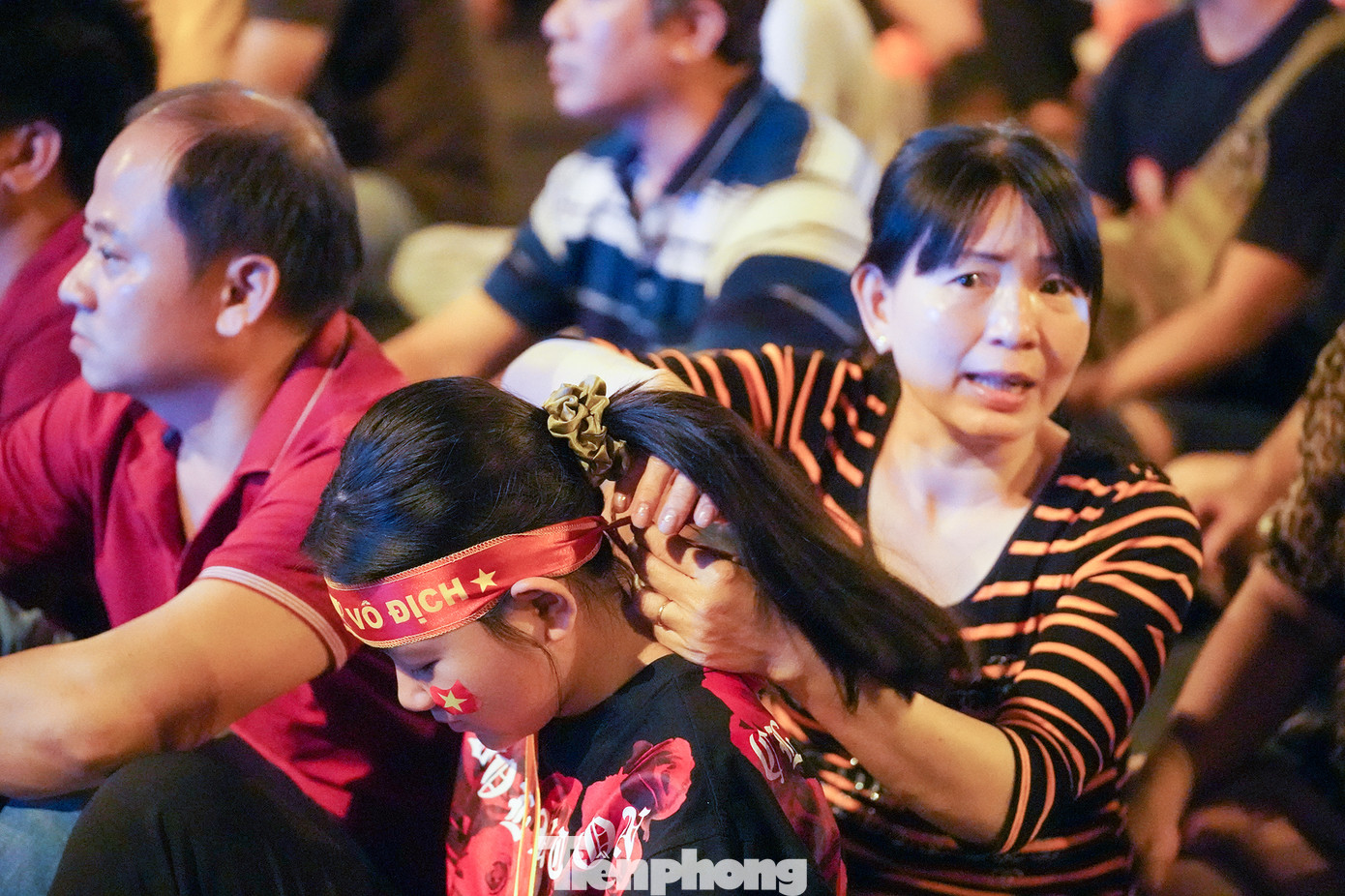 Tuy nhiên, bàn thua sớm từ đầu hiệp hai khiến không khí cổ vũ có phần chùng xuống. Tuy nhiên, bàn thua sớm từ đầu hiệp hai khiến không khí cổ vũ có phần chùng xuống.