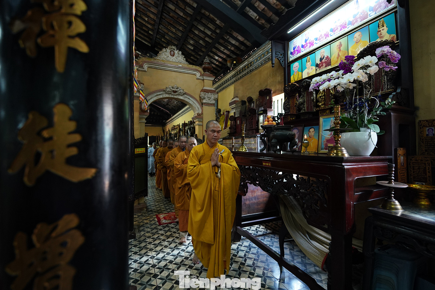 Một trong những nét khác biệt của kiến trúc chùa Giác Lâm là cổng nhị quan được xây vào năm 1945, nổi bật với 2 con sư tử chầu ở hai góc cổng theo văn hóa Ấn Độ và đầu rắn Naga đặc trưng trong Phật giáo Nam tông Khmer.