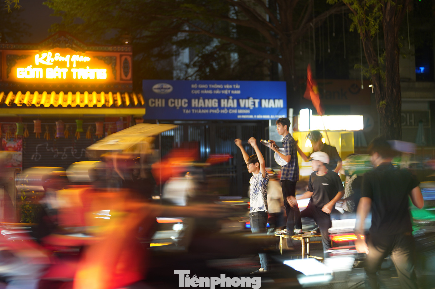 Một nhóm bạn trẻ quá khích, mang bàn ra đứng giữa đường Pastuer hoà cùng niềm vui với dòng người.