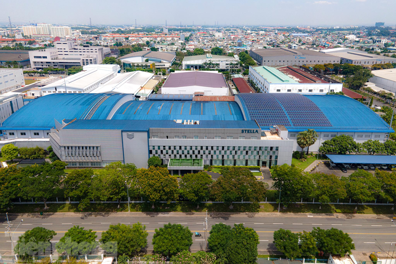 Nằm bên Đại lộ Tự Do trong khu công nghiệp VISIP Thuận An, Bình Dương, nhà máy của Công ty TNHH Liên doanh Stellapharm có diện tích lên tới 3,3 héc ta. Nhà máy sở hữu dây chuyền sản xuất đạt tiêu chuẩn EU GMP