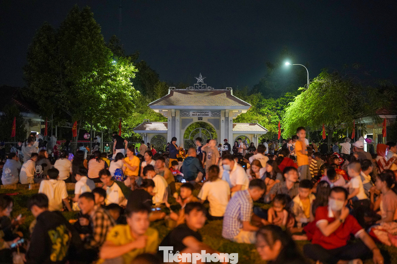 Từ chiều tối, khu vực Khu di tích lịch sử Ngã Ba Giồng (huyện Hóc Môn) đã không còn chỗ trống.