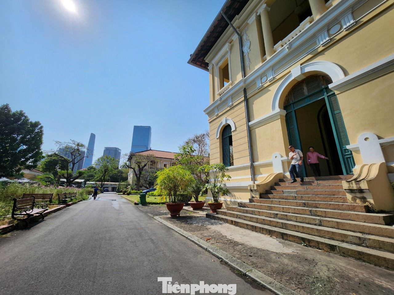 Những người liên hệ với TAND TPHCM đều phải ra vào bằng lối đi phụ. Theo tin riêng của Tiền Phong, chiều nay Tòa án sẽ căng rạp ở khu vực trước sân tòa án. Đây cũng là nơi để những người liên quan tham gia phiên tòa.