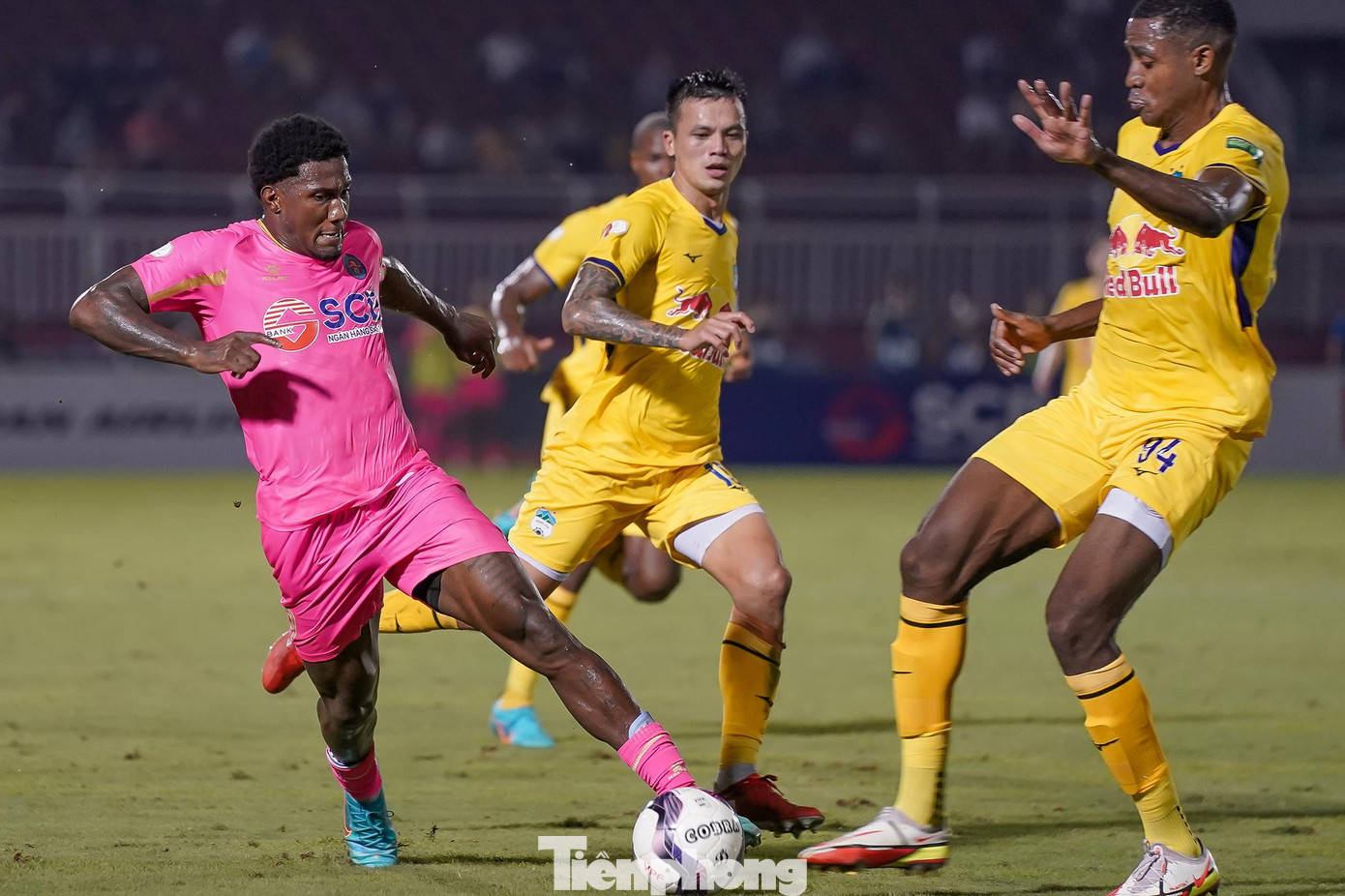 Sài Gòn FC đã có trận thắng đầu tiên đầy bất ngờ với tỷ số 4-3 ngay trên sân nhà của HL Hà Tĩnh. Chiến thắng đầu tiên ở V.League 2022 dẫu chưa thể giúp họ thoát khỏi vị trí đội sổ, nhưng chí ít đã giải toả rất nhiều áp lực cho thầy trò HLV Phùng Thanh Phương sau chuỗi trận toàn hoà và thua. Đặc biệt là tạo hưng phấn rất lớn cho chủ nhà trước cuộc tiếp đón đối thủ HAGL.