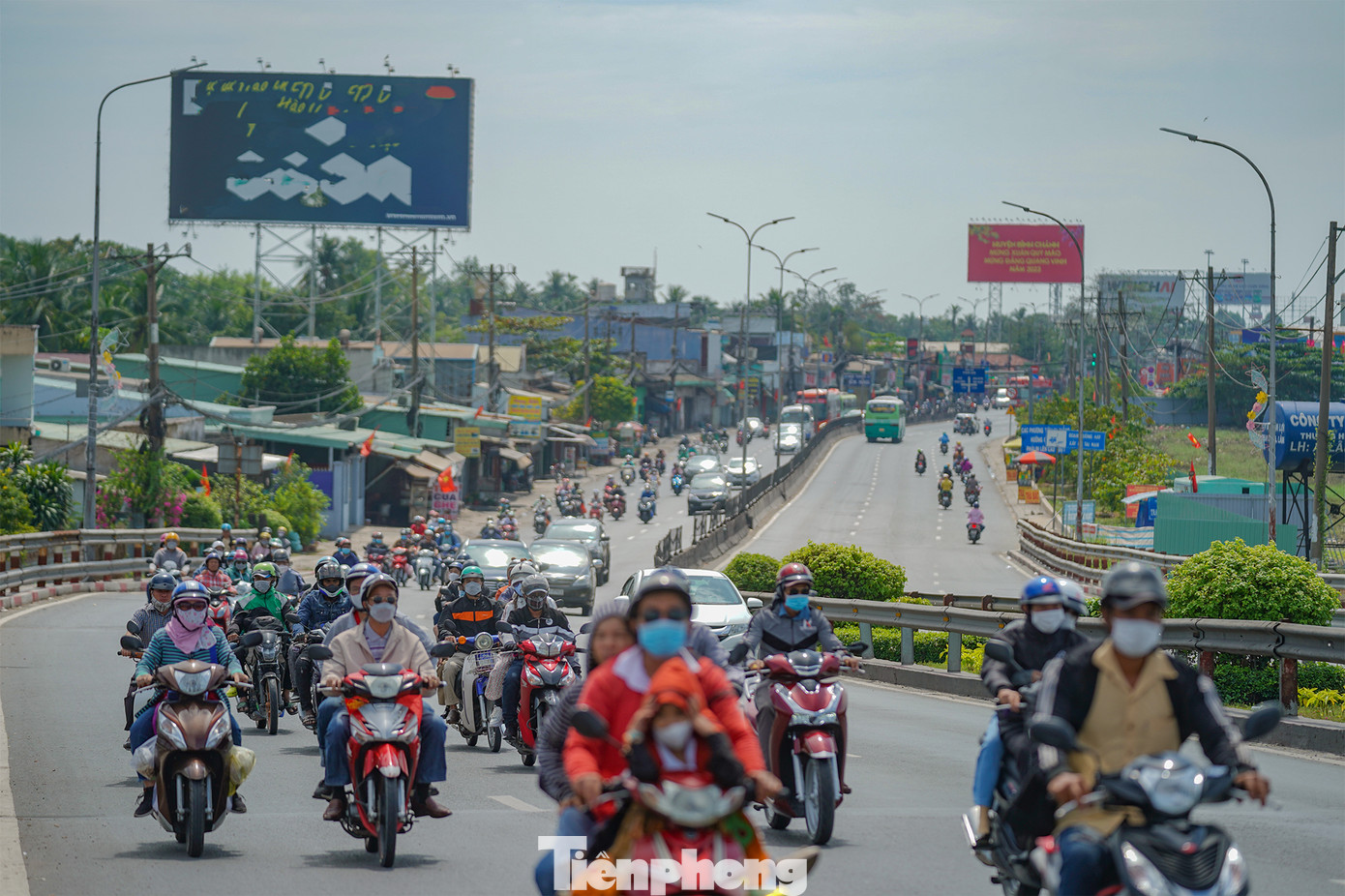 Tại khu vực cầu Bình Điền, PV Tiền Phong cũng ghi nhận hình ảnh đối lập tương tự. Tại khu vực cầu Bình Điền, PV Tiền Phong cũng ghi nhận hình ảnh đối lập tương tự.