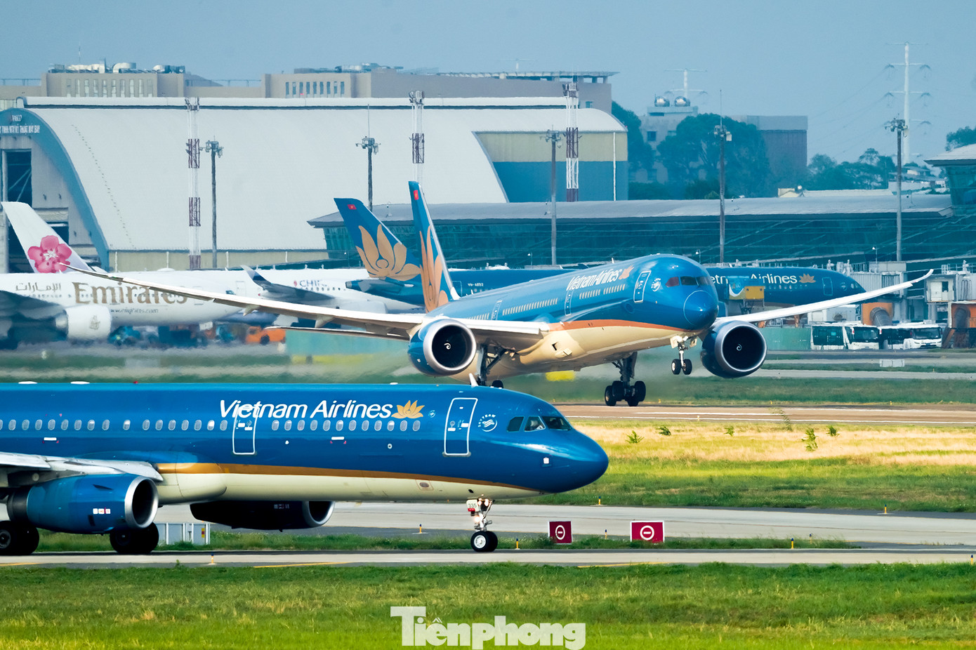 Nhộn nhịp máy bay cất - hạ cánh từ Tân Sơn Nhất.