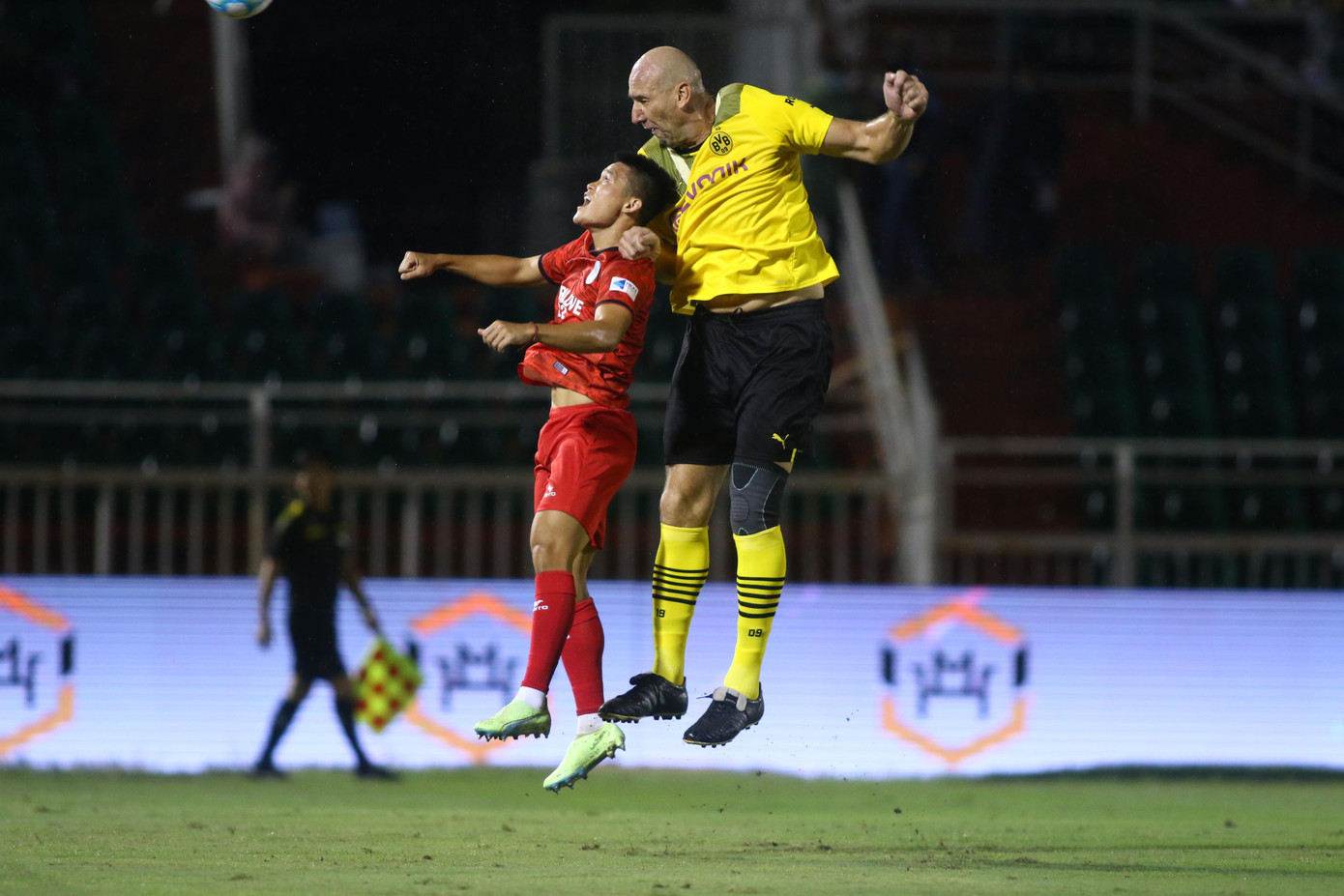 Tuấn Hải nhỏ bé trước cựu cầu thủ Dortmund. Đây là trận đấu mang nặng tính trình diễn và giao hữu giữa những huyền thoại CLB Borussia Dortmund và các danh thủ, cựu danh thủ tuyển Việt Nam. Borussia Dortmund sớm vươn lên dẫn trước 2-0 nhờ các pha lập công của Mladen Petric và Odonkor. Tuấn Hải nhỏ bé trước cựu cầu thủ Dortmund. Đây là trận đấu mang nặng tính trình diễn và giao hữu giữa những huyền thoại CLB Borussia Dortmund và các danh thủ, cựu danh thủ tuyển Việt Nam. Borussia Dortmund sớm vươn lên dẫn trước 2-0 nhờ các pha lập công của Mladen Petric và Odonkor.