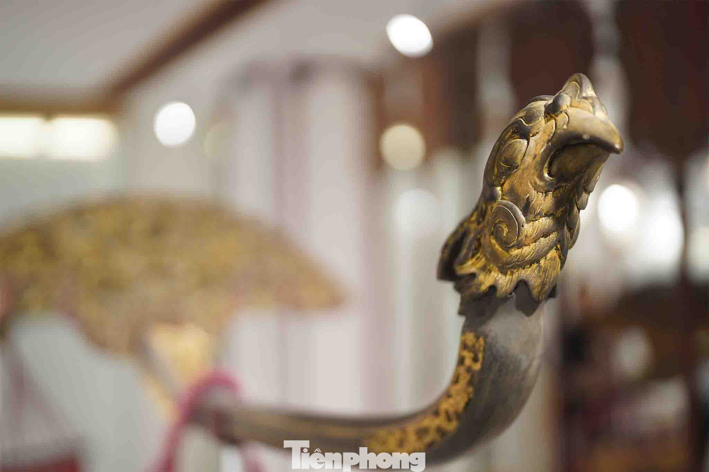 Đầu phụng đòn dọc gánh võng của công chúa. Theo như chú thích tại nơi trưng bày, các chi tiết này được thếp vàng.