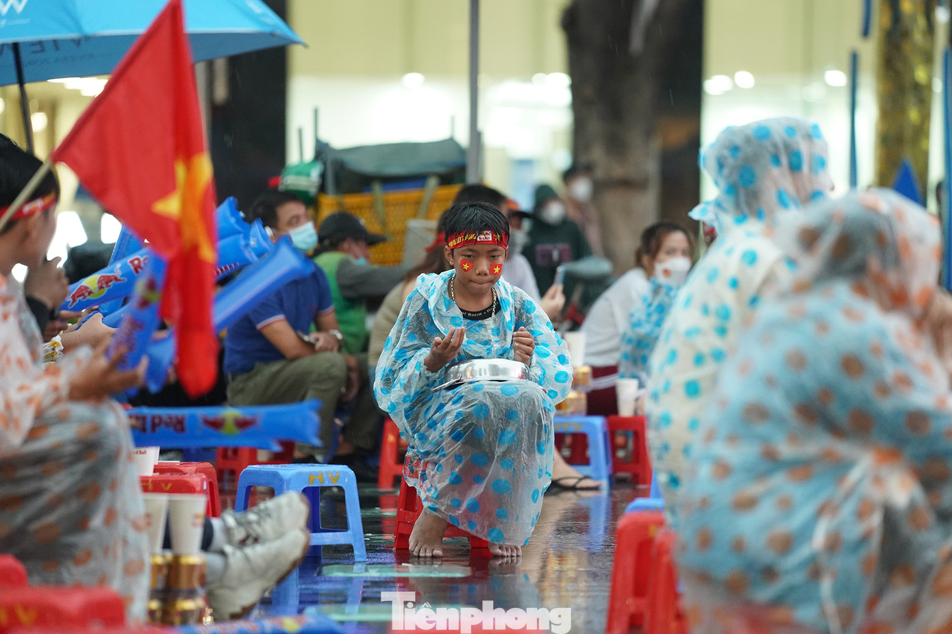 Cơn mưa không làm nản lòng số ít người hâm mộ cổ vũ đội tuyển U22 Việt Nam tranh huy chương đồng với U22 Myanmar. Cơn mưa không làm nản lòng số ít người hâm mộ cổ vũ đội tuyển U22 Việt Nam tranh huy chương đồng với U22 Myanmar.