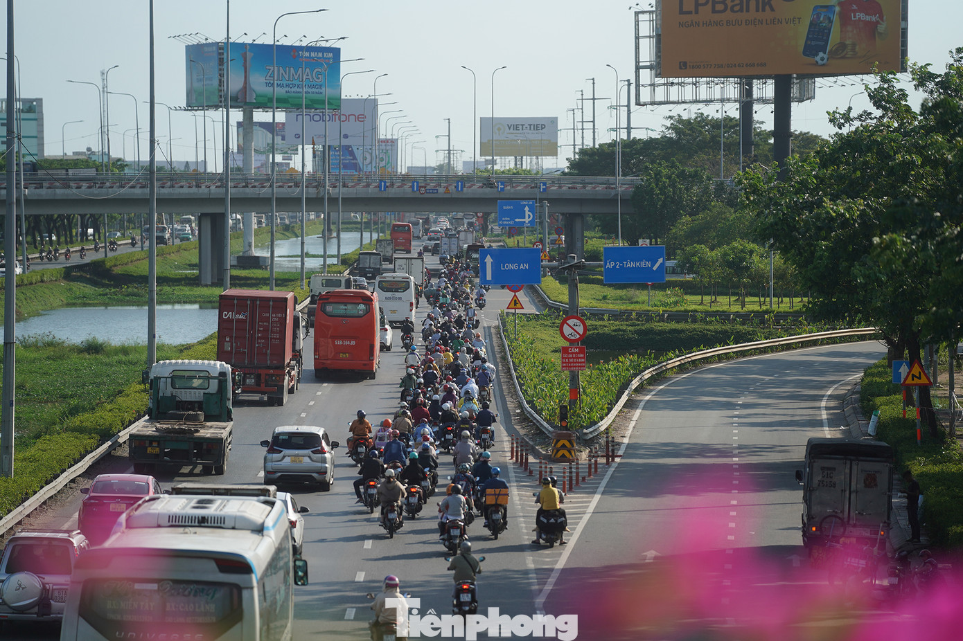 Tại hướng rẽ từ vòng xoay An Lạc (quận Bình Tân) ra trung tâm hành chính huyện Bình Chánh vào trưa 30/12, tuy lượng phượng tiện có tăng nhưng không xảy ra cảnh ùn tắc.