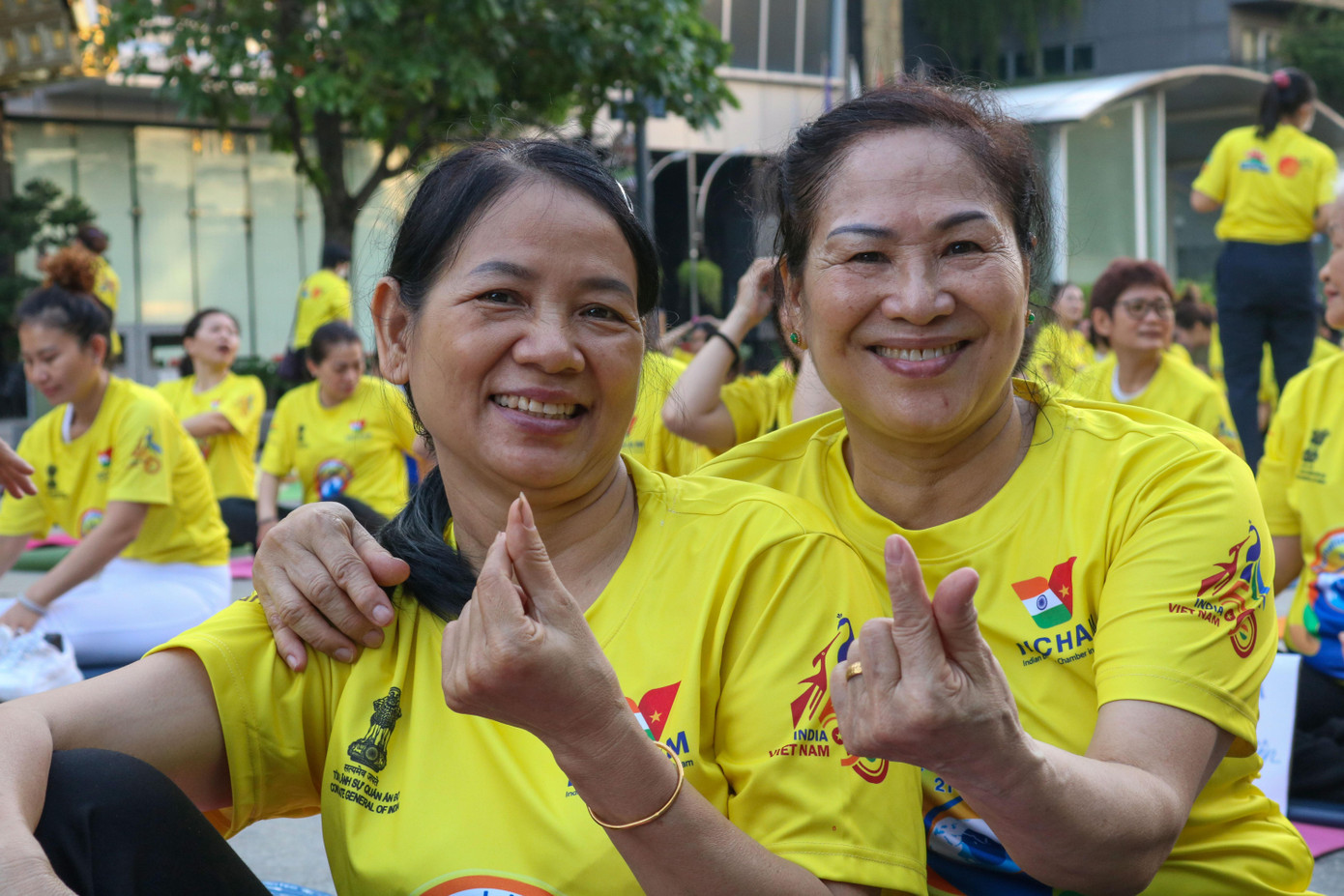 Những người tập luyện yoga hào hứng khi tham gia trình diễn.