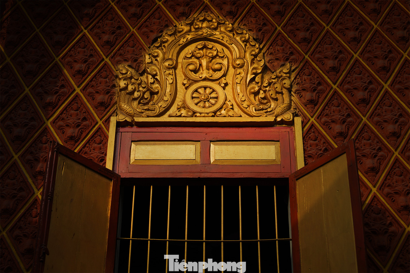 Hình tượng rắn Naga xuất hiện trên đỉnh mái, cửa sổ khu chính điện. Trong quần thể kiến trúc rộng khoảng 4.500 m2 của chùa Chantarangsay, nổi bật là ngôi chính điện xây theo hướng chính Đông, là hướng của mặt trời và hướng của đức Phật thành đạo trong đêm rằm tháng Vesak. Hình tượng rắn Naga xuất hiện trên đỉnh mái, cửa sổ khu chính điện. Trong quần thể kiến trúc rộng khoảng 4.500 m2 của chùa Chantarangsay, nổi bật là ngôi chính điện xây theo hướng chính Đông, là hướng của mặt trời và hướng của đức Phật thành đạo trong đêm rằm tháng Vesak.