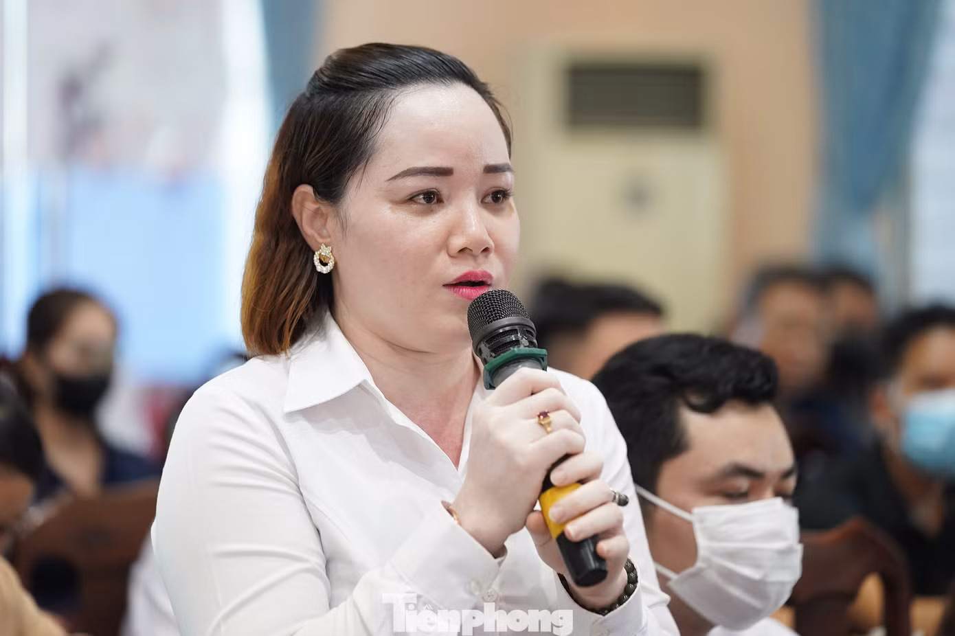 Chị Nguyễn Thị Phương Trinh, công ty Meta Biomed Vina nói thẳng chủ đề nhà ở. "Hiện nay, giá nhà đất ở Long An khá cao, ngoài khả năng mua của đại bộ phận công nhân lao động. Vì vậy, rất cần các dự án nhà ở giá rẻ với diện tích nhỏ, không nhất thiết phải nhiều tiện ích mà chỉ cần phục vụ nhu cầu sinh hoạt tối thiểu cho công nhân, có như thế thì mới đảm bảo cho công nhân ổn định cuộc sống. Xin các ĐBQH cho biết các chính sách về nhà ở cho người có thu nhập thấp được triển khai như thế nào?", chị Trinh nêu.