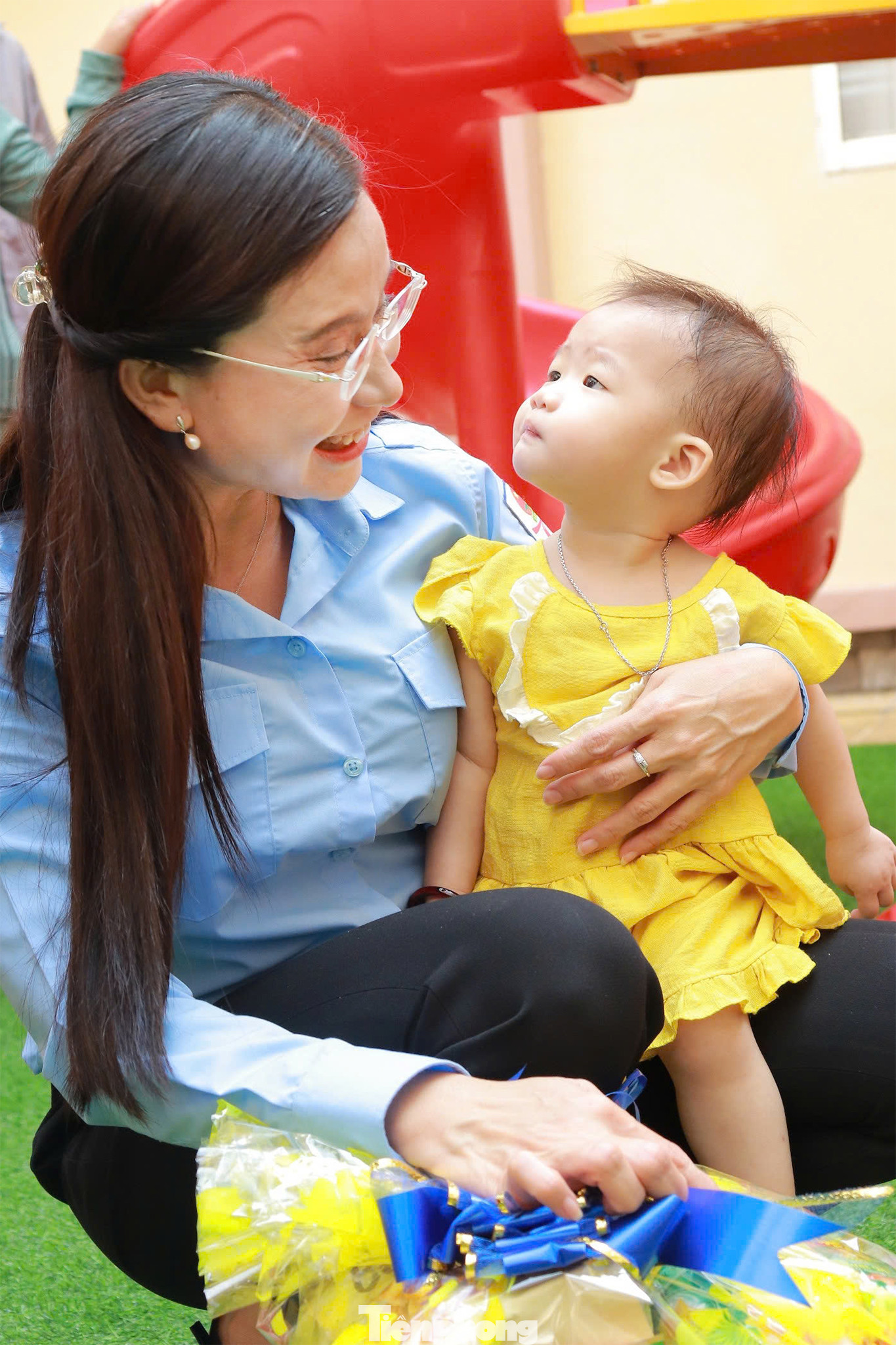 Khoảnh khắc đẹp của chị Duy Trang và bệnh nhi đang điều trị tại Trung tâm Y tế huyện Tân Trụ.