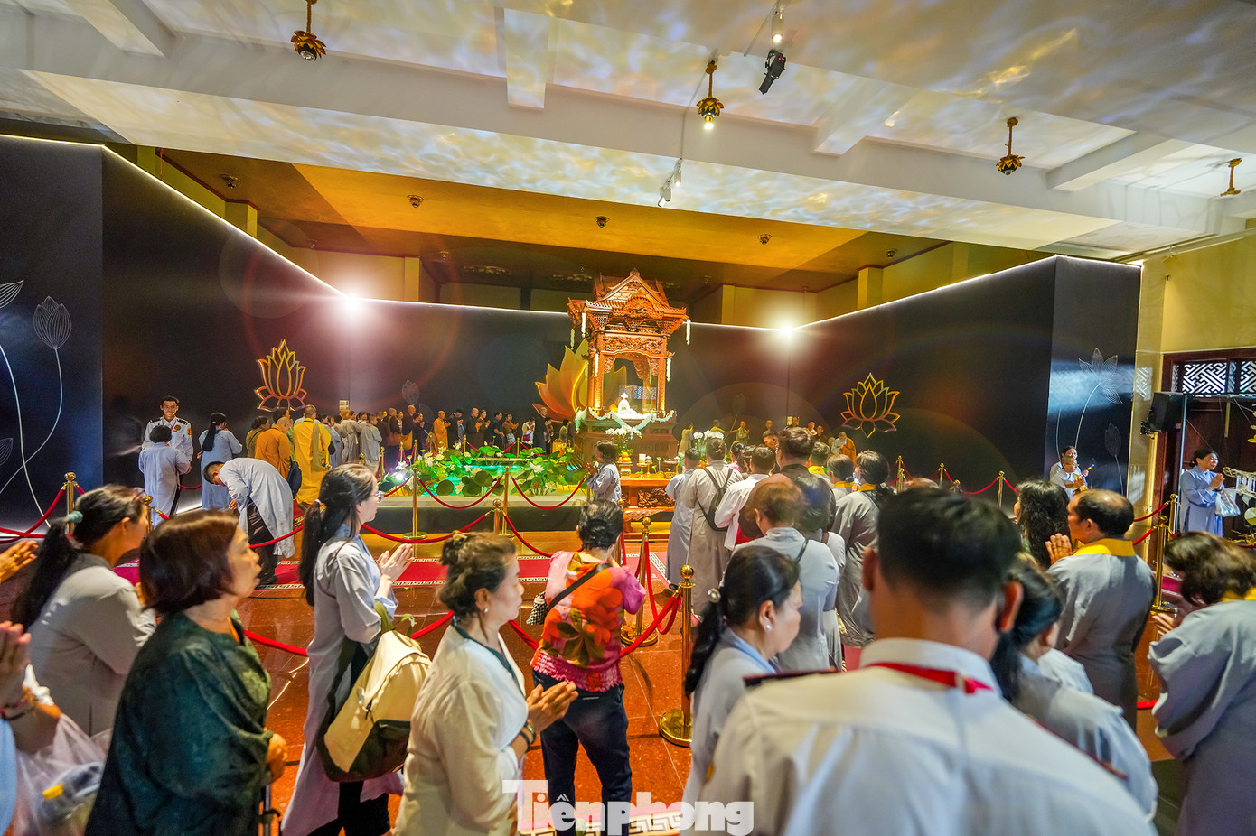 Tất cả người vào chiêm bái Xá lợi Phật phải xếp hàng theo thứ tự, tuyệt đối giữ im lặng, không tự ý chụp hình, quay phim bên trong nơi tôn trí Xá lợi cũng như các khu vực chiêm bái Xá lợi. Trẻ em dưới 2 tuổi, người không bảo đảm sức khỏe, trang phục không phù hợp, sẽ không được tiếp đón vào nơi tôn trí Xá lợi Phật.