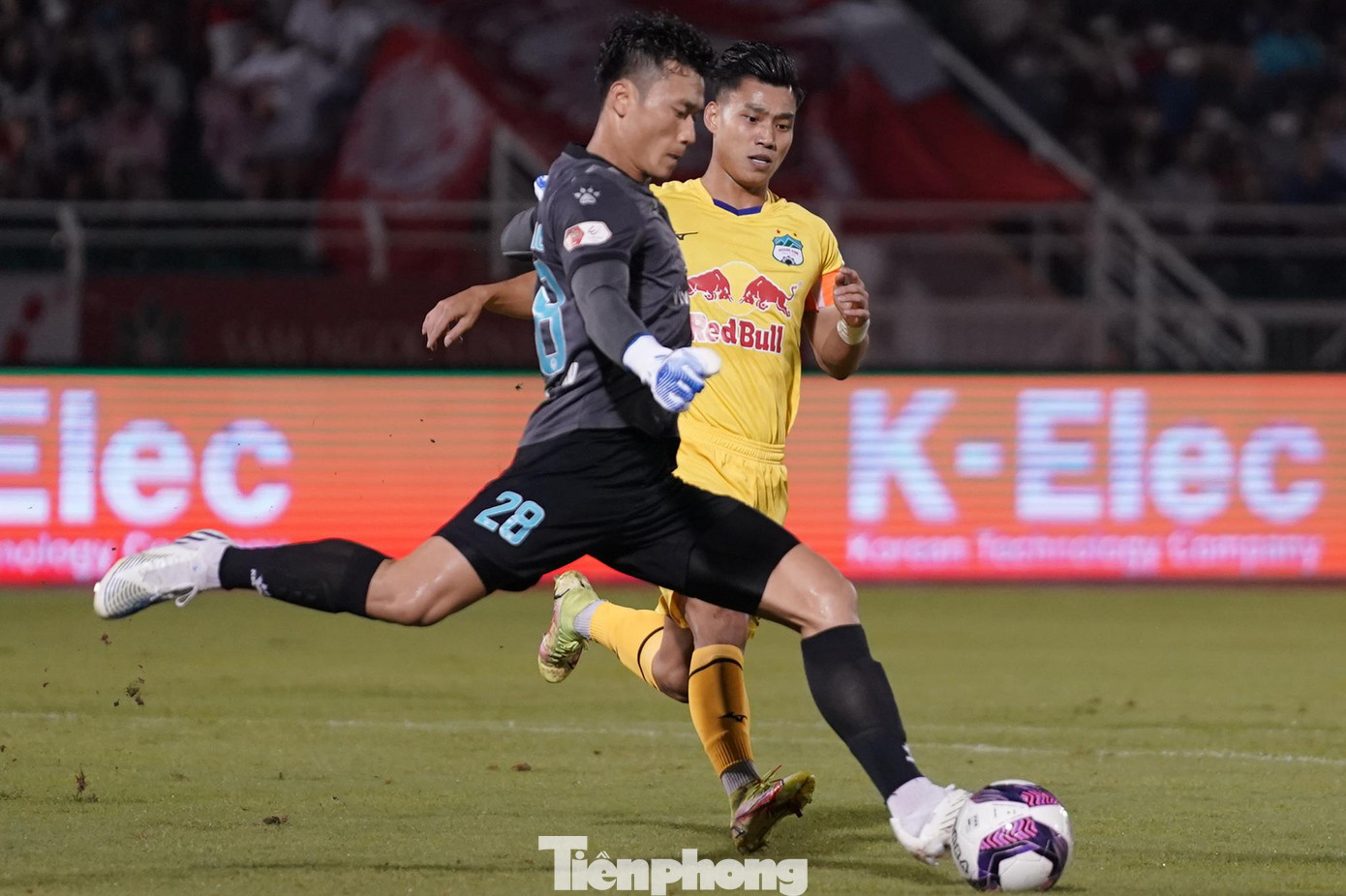 Thủ môn Bùi Tiến Dũng trong lần hiếm hoi được bắt chính đã phải làm việc hết công suất. Dẫu vậy, cũng chính anh lại mắc sai lầm khiến đội nhà thủng lưới. Phút 28, từ quả đá phạt góc của Minh Vương, Bùi Tiến Dũng ra vào lỡ đà tạo điều kiện để Washington Brandao đánh đầu cận thành, đưa HAGL vươn lên dẫn trước. Thủ môn Bùi Tiến Dũng trong lần hiếm hoi được bắt chính đã phải làm việc hết công suất. Dẫu vậy, cũng chính anh lại mắc sai lầm khiến đội nhà thủng lưới. Phút 28, từ quả đá phạt góc của Minh Vương, Bùi Tiến Dũng ra vào lỡ đà tạo điều kiện để Washington Brandao đánh đầu cận thành, đưa HAGL vươn lên dẫn trước.