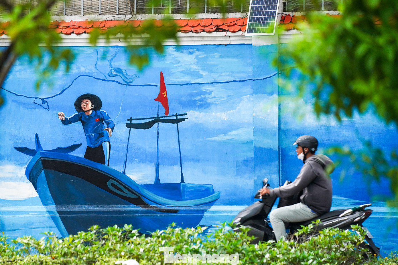 "Khi TPHCM có những cơn mưa bất chợt đan xen nắng gắt những ngày tháng 10 thì thời tiết khá khó chịu. Chính vì thế, bích họa như một liệu pháp làm mát mắt khi đi ngang đây", anh Phong (ngụ quận 3) chia sẻ trong lúc chờ đèn đỏ dưới chân cầu Ba Son.