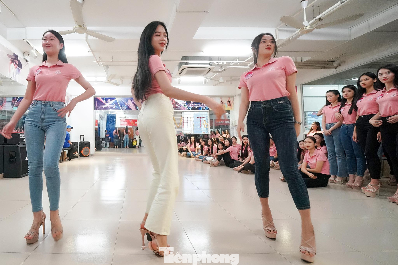 Tuy đã dần quen, một vài thí sinh vẫn bị lật cổ chân. Sau các bài tập của HLV, thí sinh vẫn xử lý tốt khi có sự cố để hoàn thành bài tập.