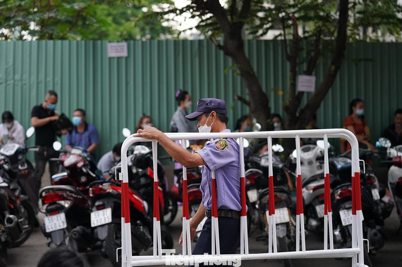 Gần 7h, lực lượng bảo vệ bắt đầu công tác lập rào, giữ xe. Gần 7h, lực lượng bảo vệ bắt đầu công tác lập rào, giữ xe.