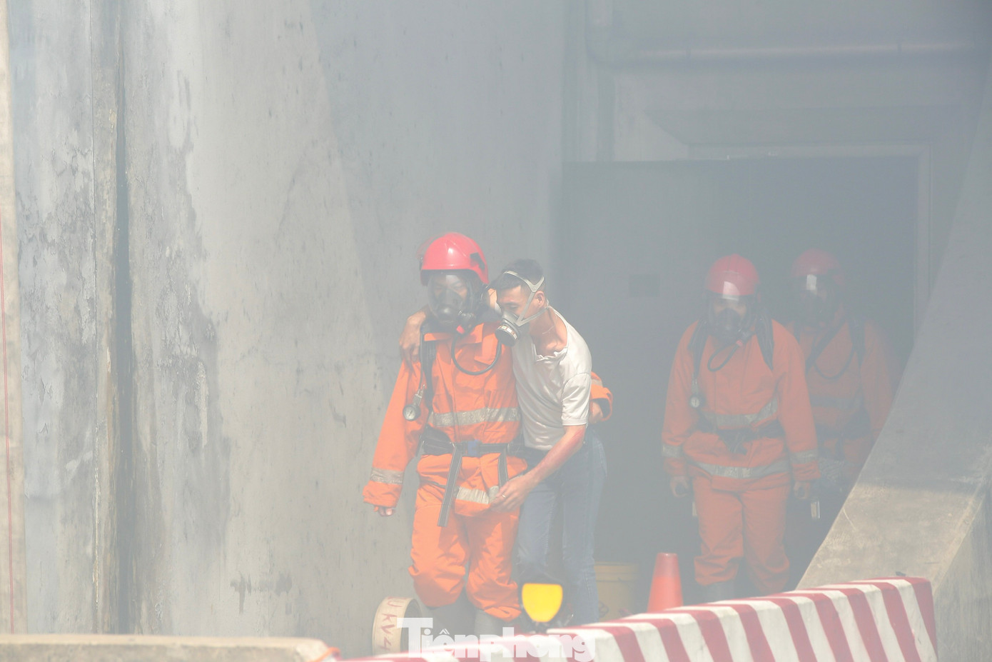 Người bị thương nặng được dìu ra ngoài.