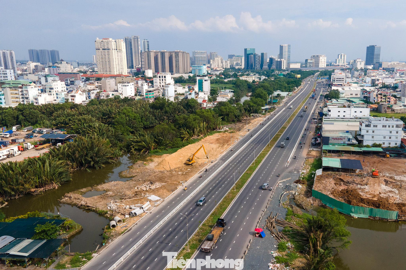 Tất cả 10 làn xe đã cho phép phương tiện lưu thông, mặt đường rải nhựa đảm bảo thông thoáng.