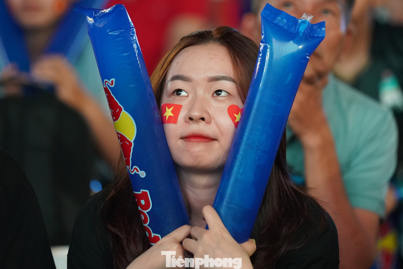 &quot;Cố lên các cô gái, nêu cao tinh thần Việt Nam, đá với tinh thần vì màu cờ sắc áo&quot;, cổ động viên này cảm xúc.