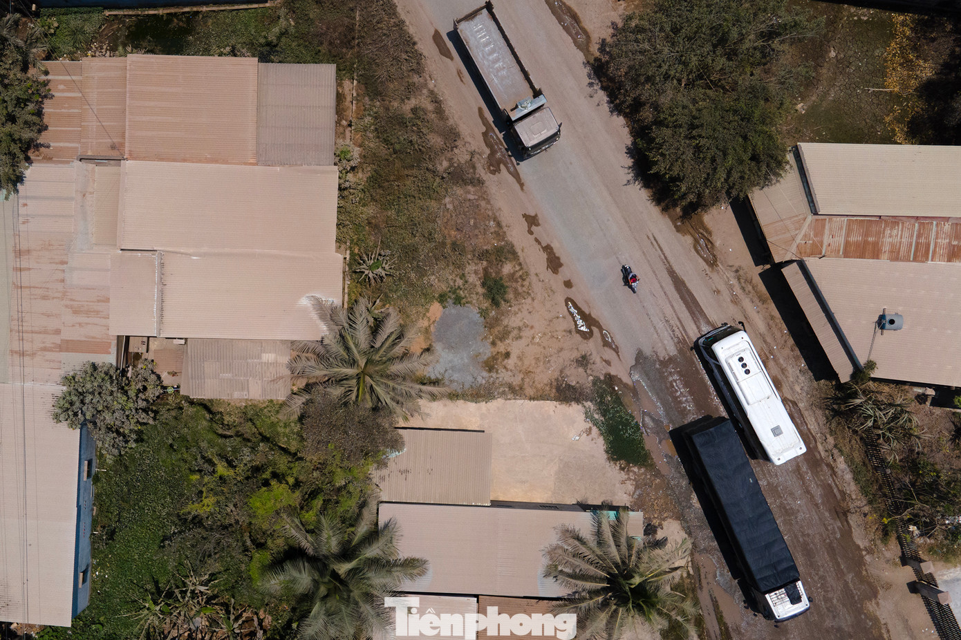 Nhiều người dân tưới nước nhưng chỉ là biện pháp tạm thời vì trời nắng nóng, chỉ tầm 20 phút là đâu lại vào đấy. Nhiều người dân tưới nước nhưng chỉ là biện pháp tạm thời vì trời nắng nóng, chỉ tầm 20 phút là đâu lại vào đấy.