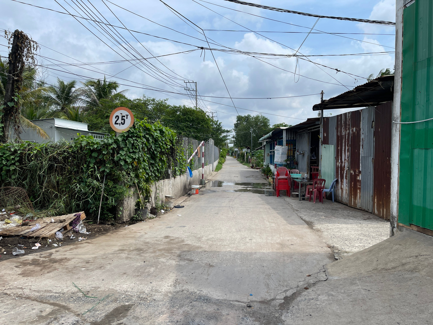 Con đường Hẻm 2 cấm tải 2,5 tấn dẫn vào khu di tích lò gạch Võ Công Tồn, nối ra Quốc lộ 1. Con đường Hẻm 2 cấm tải 2,5 tấn dẫn vào khu di tích lò gạch Võ Công Tồn, nối ra Quốc lộ 1.